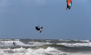 28-07-2018 SPORT; KITE SURFING-EGMOND AAN ZEE. Het was STORMY WEATHER in Egmond aan zee, tijd voor Kite Surfing en genieten van deze kleurige en snelle sport.
foto: Albert den Iseger