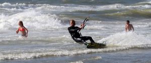 28-07-2018 SPORT; KITE SURFING-EGMOND AAN ZEE. Het was STORMY WEATHER in Egmond aan zee, tijd voor Kite Surfing en genieten van deze kleurige en snelle sport.
foto: Albert den Iseger