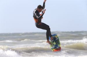 28-07-2018 SPORT; KITE SURFING-EGMOND AAN ZEE. Het was STORMY WEATHER in Egmond aan zee, tijd voor Kite Surfing en genieten van deze kleurige en snelle sport.
foto: Albert den Iseger