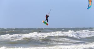 28-07-2018 SPORT; KITE SURFING-EGMOND AAN ZEE. Het was STORMY WEATHER in Egmond aan zee, tijd voor Kite Surfing en genieten van deze kleurige en snelle sport.
foto: Albert den Iseger