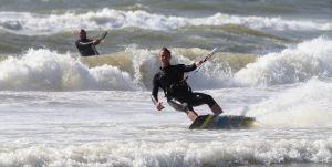 28-07-2018 SPORT; KITE SURFING-EGMOND AAN ZEE. Het was STORMY WEATHER in Egmond aan zee, tijd voor Kite Surfing en genieten van deze kleurige en snelle sport.
foto: Albert den Iseger