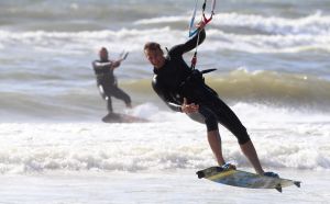 28-07-2018 SPORT; KITE SURFING-EGMOND AAN ZEE. Het was STORMY WEATHER in Egmond aan zee, tijd voor Kite Surfing en genieten van deze kleurige en snelle sport.
foto: Albert den Iseger