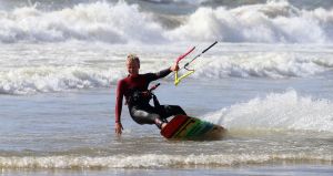 28-07-2018 SPORT; KITE SURFING-EGMOND AAN ZEE. Het was STORMY WEATHER in Egmond aan zee, tijd voor Kite Surfing en genieten van deze kleurige en snelle sport.
foto: Albert den Iseger