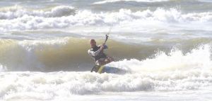 28-07-2018 SPORT; KITE SURFING-EGMOND AAN ZEE. Het was STORMY WEATHER in Egmond aan zee, tijd voor Kite Surfing en genieten van deze kleurige en snelle sport.
foto: Albert den Iseger