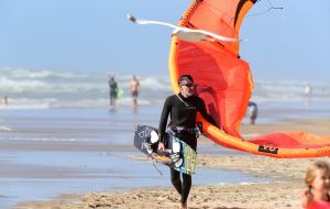 28-07-2018 SPORT; KITE SURFING-EGMOND AAN ZEE. Het was STORMY WEATHER in Egmond aan zee, tijd voor Kite Surfing en genieten van deze kleurige en snelle sport.
foto: Albert den Iseger