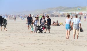 28-07-2018 SPORT; KITE SURFING-EGMOND AAN ZEE. Het was STORMY WEATHER in Egmond aan zee, tijd voor Kite Surfing en genieten van deze kleurige en snelle sport.
foto: Albert den Iseger