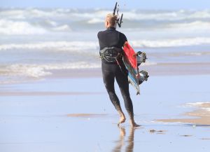 28-07-2018 SPORT; KITE SURFING-EGMOND AAN ZEE. Het was STORMY WEATHER in Egmond aan zee, tijd voor Kite Surfing en genieten van deze kleurige en snelle sport.
foto: Albert den Iseger