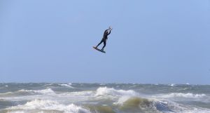 28-07-2018 SPORT; KITE SURFING-EGMOND AAN ZEE. Het was STORMY WEATHER in Egmond aan zee, tijd voor Kite Surfing en genieten van deze kleurige en snelle sport.
foto: Albert den Iseger