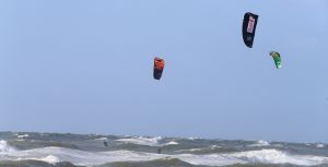 28-07-2018 SPORT; KITE SURFING-EGMOND AAN ZEE. Het was STORMY WEATHER in Egmond aan zee, tijd voor Kite Surfing en genieten van deze kleurige en snelle sport.
foto: Albert den Iseger