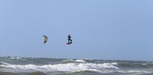 28-07-2018 SPORT; KITE SURFING-EGMOND AAN ZEE. Het was STORMY WEATHER in Egmond aan zee, tijd voor Kite Surfing en genieten van deze kleurige en snelle sport.
foto: Albert den Iseger