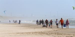 28-07-2018 SPORT; KITE SURFING-EGMOND AAN ZEE. Het was STORMY WEATHER in Egmond aan zee, tijd voor Kite Surfing en genieten van deze kleurige en snelle sport.
foto: Albert den Iseger