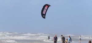 28-07-2018 SPORT; KITE SURFING-EGMOND AAN ZEE. Het was STORMY WEATHER in Egmond aan zee, tijd voor Kite Surfing en genieten van deze kleurige en snelle sport.
foto: Albert den Iseger