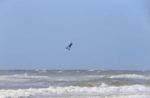 28-07-2018 SPORT; KITE SURFING-EGMOND AAN ZEE. Het was STORMY WEATHER in Egmond aan zee, tijd voor Kite Surfing en genieten van deze kleurige en snelle sport.
foto: Albert den Iseger