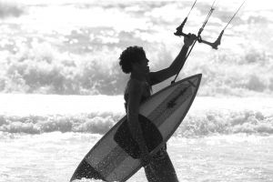 28-07-2018 SPORT; KITE SURFING-EGMOND AAN ZEE. Het was STORMY WEATHER in Egmond aan zee, tijd voor Kite Surfing en genieten van deze kleurige en snelle sport.
foto: Albert den Iseger