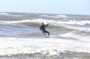 28-07-2018 SPORT; KITE SURFING-EGMOND AAN ZEE. Het was STORMY WEATHER in Egmond aan zee, tijd voor Kite Surfing en genieten van deze kleurige en snelle sport.
foto: Albert den Iseger