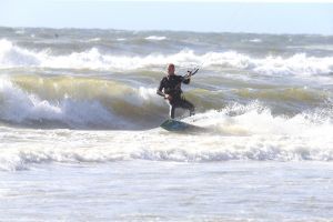 28-07-2018 SPORT; KITE SURFING-EGMOND AAN ZEE. Het was STORMY WEATHER in Egmond aan zee, tijd voor Kite Surfing en genieten van deze kleurige en snelle sport.
foto: Albert den Iseger