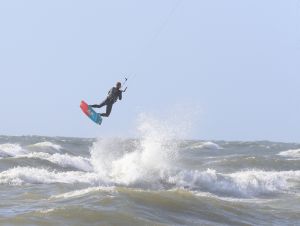 28-07-2018 SPORT; KITE SURFING-EGMOND AAN ZEE. Het was STORMY WEATHER in Egmond aan zee, tijd voor Kite Surfing en genieten van deze kleurige en snelle sport.
foto: Albert den Iseger