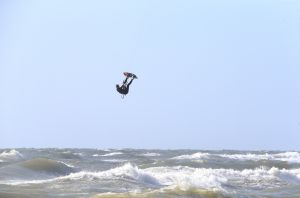 28-07-2018 SPORT; KITE SURFING-EGMOND AAN ZEE. Het was STORMY WEATHER in Egmond aan zee, tijd voor Kite Surfing en genieten van deze kleurige en snelle sport.
foto: Albert den Iseger