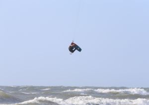 28-07-2018 SPORT; KITE SURFING-EGMOND AAN ZEE. Het was STORMY WEATHER in Egmond aan zee, tijd voor Kite Surfing en genieten van deze kleurige en snelle sport.
foto: Albert den Iseger