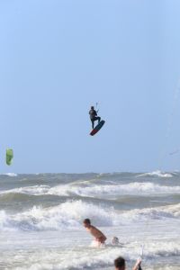 28-07-2018 SPORT; KITE SURFING-EGMOND AAN ZEE. Het was STORMY WEATHER in Egmond aan zee, tijd voor Kite Surfing en genieten van deze kleurige en snelle sport.
foto: Albert den Iseger