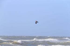 28-07-2018 SPORT; KITE SURFING-EGMOND AAN ZEE. Het was STORMY WEATHER in Egmond aan zee, tijd voor Kite Surfing en genieten van deze kleurige en snelle sport.
foto: Albert den Iseger