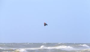 28-07-2018 SPORT; KITE SURFING-EGMOND AAN ZEE. Het was STORMY WEATHER in Egmond aan zee, tijd voor Kite Surfing en genieten van deze kleurige en snelle sport.
foto: Albert den Iseger