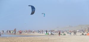 28-07-2018 SPORT; KITE SURFING-EGMOND AAN ZEE. Het was STORMY WEATHER in Egmond aan zee, tijd voor Kite Surfing en genieten van deze kleurige en snelle sport.
foto: Albert den Iseger