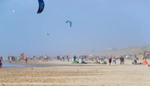 28-07-2018 SPORT; KITE SURFING-EGMOND AAN ZEE. Het was STORMY WEATHER in Egmond aan zee, tijd voor Kite Surfing en genieten van deze kleurige en snelle sport.
foto: Albert den Iseger