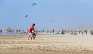 28-07-2018 SPORT; KITE SURFING-EGMOND AAN ZEE. Het was STORMY WEATHER in Egmond aan zee, tijd voor Kite Surfing en genieten van deze kleurige en snelle sport.
foto: Albert den Iseger