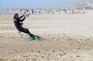 28-07-2018 SPORT; KITE SURFING-EGMOND AAN ZEE. Het was STORMY WEATHER in Egmond aan zee, tijd voor Kite Surfing en genieten van deze kleurige en snelle sport.
foto: Albert den Iseger