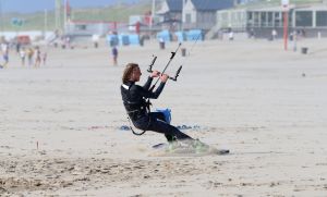 28-07-2018 SPORT; KITE SURFING-EGMOND AAN ZEE. Het was STORMY WEATHER in Egmond aan zee, tijd voor Kite Surfing en genieten van deze kleurige en snelle sport.
foto: Albert den Iseger