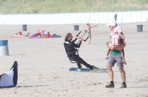 28-07-2018 SPORT; KITE SURFING-EGMOND AAN ZEE. Het was STORMY WEATHER in Egmond aan zee, tijd voor Kite Surfing en genieten van deze kleurige en snelle sport.
foto: Albert den Iseger