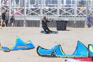 28-07-2018 SPORT; KITE SURFING-EGMOND AAN ZEE. Het was STORMY WEATHER in Egmond aan zee, tijd voor Kite Surfing en genieten van deze kleurige en snelle sport.
foto: Albert den Iseger