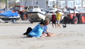 28-07-2018 SPORT; KITE SURFING-EGMOND AAN ZEE. Het was STORMY WEATHER in Egmond aan zee, tijd voor Kite Surfing en genieten van deze kleurige en snelle sport.
foto: Albert den Iseger