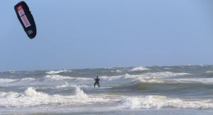 28-07-2018 SPORT; KITE SURFING-EGMOND AAN ZEE. Het was STORMY WEATHER in Egmond aan zee, tijd voor Kite Surfing en genieten van deze kleurige en snelle sport.
foto: Albert den Iseger