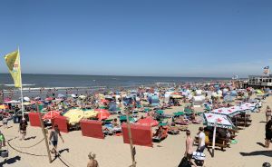 31-07-2020 NIEUWS; EGMOND AAN ZEE WAS VANDAAG MEGA DRUK ONDANKS DE CORONA. Zo druk heb ik het nog nooit in Egmond aan zee gezien, geen 1.5 meter afstand geen mondkapjes en geen voorzichtigheid. Het was druk van daag. megadruk en de gasten bleven maar komen. Het werd hoog water, het was voor iedereen opschuiven en meten en passen. Men zat letterlijk niet naast elkaar maar op elkaar.Waar was de controle, handhaving of strandpolitie, niks en nergens te bekennen.
foto: Albert den Iseger