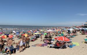 31-07-2020 NIEUWS; EGMOND AAN ZEE WAS VANDAAG MEGA DRUK ONDANKS DE CORONA. Zo druk heb ik het nog nooit in Egmond aan zee gezien, geen 1.5 meter afstand geen mondkapjes en geen voorzichtigheid. Het was druk van daag. megadruk en de gasten bleven maar komen. Het werd hoog water, het was voor iedereen opschuiven en meten en passen. Men zat letterlijk niet naast elkaar maar op elkaar.Waar was de controle, handhaving of strandpolitie, niks en nergens te bekennen.
foto: Albert den Iseger