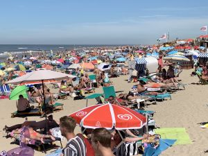 31-07-2020 NIEUWS; EGMOND AAN ZEE WAS VANDAAG MEGA DRUK ONDANKS DE CORONA. Zo druk heb ik het nog nooit in Egmond aan zee gezien, geen 1.5 meter afstand geen mondkapjes en geen voorzichtigheid. Het was druk van daag. megadruk en de gasten bleven maar komen. Het werd hoog water, het was voor iedereen opschuiven en meten en passen. Men zat letterlijk niet naast elkaar maar op elkaar.Waar was de controle, handhaving of strandpolitie, niks en nergens te bekennen.
foto: Albert den Iseger