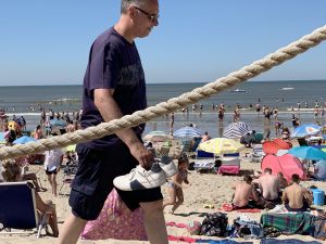 31-07-2020 NIEUWS; EGMOND AAN ZEE WAS VANDAAG MEGA DRUK ONDANKS DE CORONA. Zo druk heb ik het nog nooit in Egmond aan zee gezien, geen 1.5 meter afstand geen mondkapjes en geen voorzichtigheid. Het was druk van daag. megadruk en de gasten bleven maar komen. Het werd hoog water, het was voor iedereen opschuiven en meten en passen. Men zat letterlijk niet naast elkaar maar op elkaar.Waar was de controle, handhaving of strandpolitie, niks en nergens te bekennen.
foto: Albert den Iseger