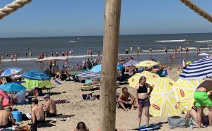 31-07-2020 NIEUWS; EGMOND AAN ZEE WAS VANDAAG MEGA DRUK ONDANKS DE CORONA. Zo druk heb ik het nog nooit in Egmond aan zee gezien, geen 1.5 meter afstand geen mondkapjes en geen voorzichtigheid. Het was druk van daag. megadruk en de gasten bleven maar komen. Het werd hoog water, het was voor iedereen opschuiven en meten en passen. Men zat letterlijk niet naast elkaar maar op elkaar.Waar was de controle, handhaving of strandpolitie, niks en nergens te bekennen.
foto: Albert den Iseger