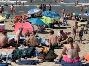 31-07-2020 NIEUWS; EGMOND AAN ZEE WAS VANDAAG MEGA DRUK ONDANKS DE CORONA. Zo druk heb ik het nog nooit in Egmond aan zee gezien, geen 1.5 meter afstand geen mondkapjes en geen voorzichtigheid. Het was druk van daag. megadruk en de gasten bleven maar komen. Het werd hoog water, het was voor iedereen opschuiven en meten en passen. Men zat letterlijk niet naast elkaar maar op elkaar.Waar was de controle, handhaving of strandpolitie, niks en nergens te bekennen.
foto: Albert den Iseger