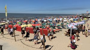 31-07-2020 NIEUWS; EGMOND AAN ZEE WAS VANDAAG MEGA DRUK ONDANKS DE CORONA. Zo druk heb ik het nog nooit in Egmond aan zee gezien, geen 1.5 meter afstand geen mondkapjes en geen voorzichtigheid. Het was druk van daag. megadruk en de gasten bleven maar komen. Het werd hoog water, het was voor iedereen opschuiven en meten en passen. Men zat letterlijk niet naast elkaar maar op elkaar.Waar was de controle, handhaving of strandpolitie, niks en nergens te bekennen.
foto: Albert den Iseger