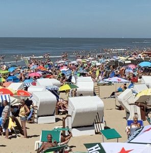 31-07-2020 NIEUWS; EGMOND AAN ZEE WAS VANDAAG MEGA DRUK ONDANKS DE CORONA. Zo druk heb ik het nog nooit in Egmond aan zee gezien, geen 1.5 meter afstand geen mondkapjes en geen voorzichtigheid. Het was druk van daag. megadruk en de gasten bleven maar komen. Het werd hoog water, het was voor iedereen opschuiven en meten en passen. Men zat letterlijk niet naast elkaar maar op elkaar.Waar was de controle, handhaving of strandpolitie, niks en nergens te bekennen.
foto: Albert den Iseger