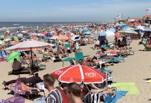 31-07-2020 NIEUWS; EGMOND AAN ZEE WAS VANDAAG MEGA DRUK ONDANKS DE CORONA. Zo druk heb ik het nog nooit in Egmond aan zee gezien, geen 1.5 meter afstand geen mondkapjes en geen voorzichtigheid. Het was druk van daag. megadruk en de gasten bleven maar komen. Het werd hoog water, het was voor iedereen opschuiven en meten en passen. Men zat letterlijk niet naast elkaar maar op elkaar.Waar was de controle, handhaving of strandpolitie, niks en nergens te bekennen.
foto: Albert den Iseger