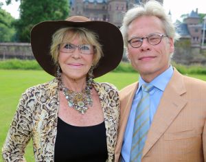 17-06-2015 SHOWBIZZ; EERSTE HARINGPARTY IS NATUURLIJK IN HAARZUILENS.
De grote afwezige vanavond was ERICA TERPSTRA die wegens ziekte verstek moest laten gaan.
foto: Albert den Iseger