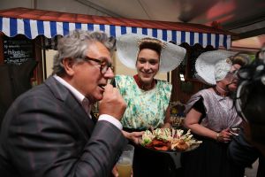 17-06-2015 SHOWBIZZ; EERSTE HARINGPARTY IS NATUURLIJK IN HAARZUILENS.
De grote afwezige vanavond was ERICA TERPSTRA die wegens ziekte verstek moest laten gaan.
foto: Albert den Iseger