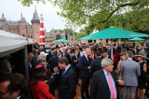 17-06-2015 SHOWBIZZ; EERSTE HARINGPARTY IS NATUURLIJK IN HAARZUILENS.
De grote afwezige vanavond was ERICA TERPSTRA die wegens ziekte verstek moest laten gaan.
foto: Albert den Iseger