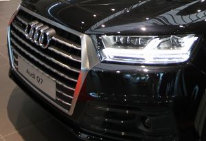 18-06-2015 NIEUWS; MARTIN SCHILDER INTRODUCEERDE AUDI Q7 IN SFEER VOLLE SHOWROOM.Er was voor iedereen wat wils, mooie Audi-s, make up, gezelligheid, muziek, snelle maar vooral vriendelijk en deskundige verkopers, modeshows, proffesionele hulp in werkplaats met vooral nuttige Audi tips,veel bubbels en natuurlijk de onthulling van de nieuwe AUDI Q7.
foto: Albert den Iseger