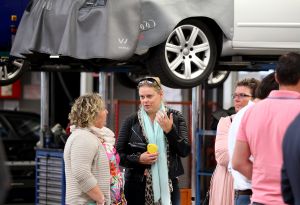 18-06-2015 NIEUWS; MARTIN SCHILDER INTRODUCEERDE AUDI Q7 IN SFEER VOLLE SHOWROOM.Er was voor iedereen wat wils, mooie Audi-s, make up, gezelligheid, muziek, snelle maar vooral vriendelijk en deskundige verkopers, modeshows, proffesionele hulp in werkplaats met vooral nuttige Audi tips,veel bubbels en natuurlijk de onthulling van de nieuwe AUDI Q7.
foto: Albert den Iseger