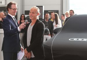 18-06-2015 NIEUWS; MARTIN SCHILDER INTRODUCEERDE AUDI Q7 IN SFEER VOLLE SHOWROOM.Er was voor iedereen wat wils, mooie Audi-s, make up, gezelligheid, muziek, snelle maar vooral vriendelijk en deskundige verkopers, modeshows, proffesionele hulp in werkplaats met vooral nuttige Audi tips,veel bubbels en natuurlijk de onthulling van de nieuwe AUDI Q7.
foto: Albert den Iseger